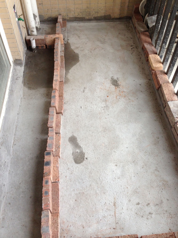 |太有才了!朋友在自家阳台用红砖砌了一个鱼池,确实很漂亮!