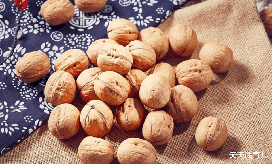 天天话育儿|孕妇吃核桃比胎儿更聪明？孕几个月吃更益于胎儿健康？孕期吃核桃指南
