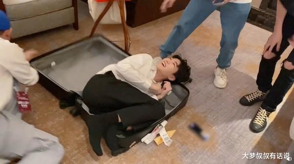 王俊凯|182cm王俊凯（幼稚鬼）「躲行李箱」整工作人员！被发现，现场曝光