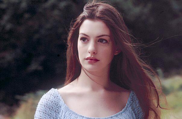 安妮·海瑟薇|荧幕里是时空的浩瀚和广阔，现实中却要面对别人的是非讨论！