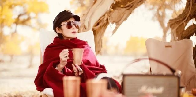 清浅微笑的我|张敏都50多岁了，还是那么英气逼人啊