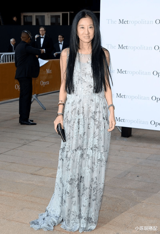 小陈聊搭配|72岁王薇薇胜似27岁少女，全网都在夸的时装设计师究竟有什么魔力