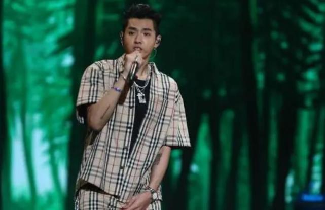 吴亦凡|港媒曝吴亦凡被抓时画面,戴墨镜项链嘻哈风十足,被嘲偶像包袱浓