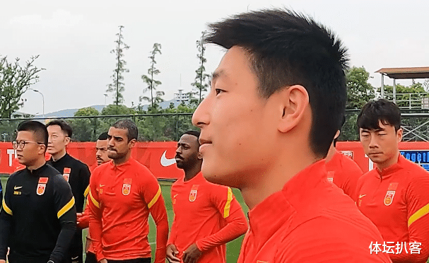 武磊|官方！国足训练武磊状态火爆，攻破颜骏凌大门，防守球员拉不住他
