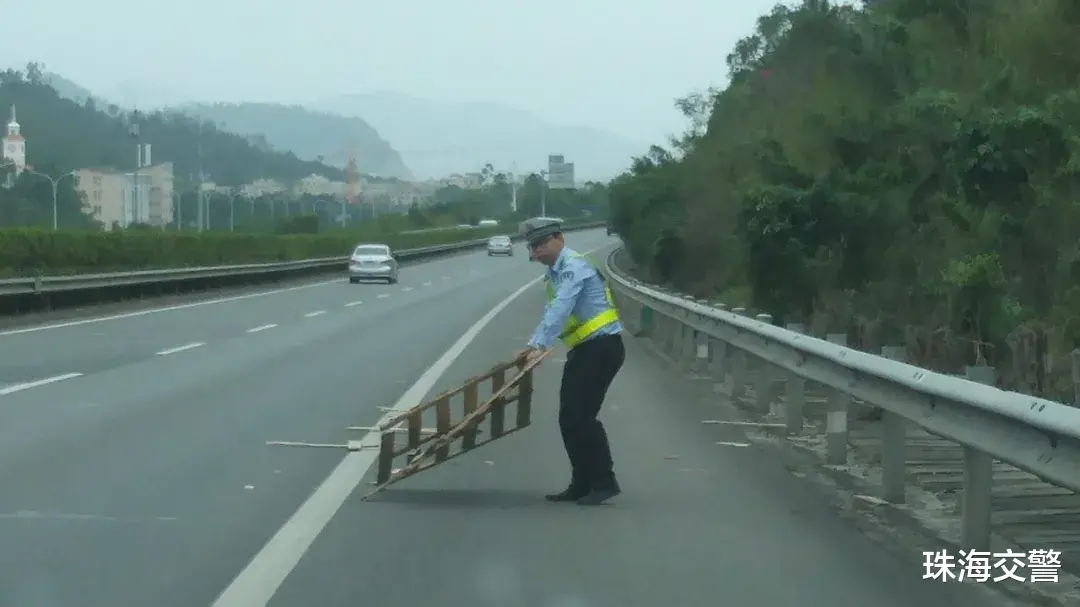 珠海交警 珠海这些高速公路上，惊现一帮捡“垃圾”的专业队…