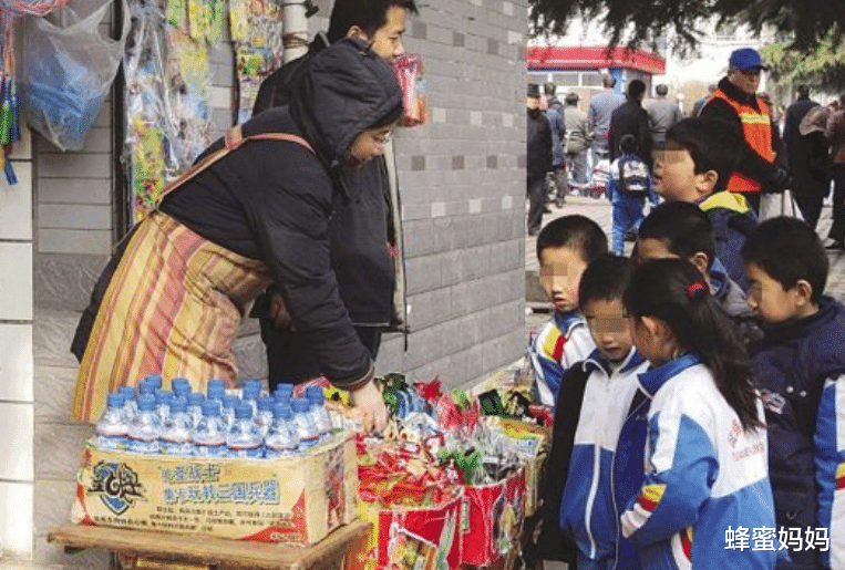 蜂蜜妈妈|中小学生没有“快乐”了，官方禁止学校开小卖部，家长喜忧参半