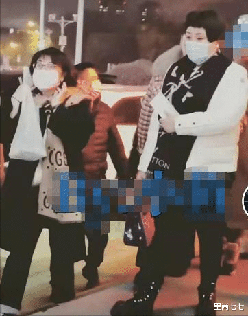 郭德纲|郭德纲一家四口为妻庆生，她居C位郭麒麟站一边，独自豪爽用大碗