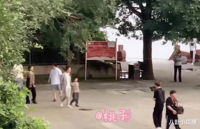 明星|汪涵带儿子看乐山大佛，小沐沐长相像妈妈，父子俩牵手同行很温馨