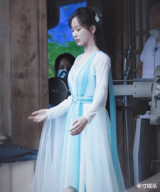 杨紫|杨紫终于进组《沉香如屑》，只是这路透造型，也未免太像褚璇玑