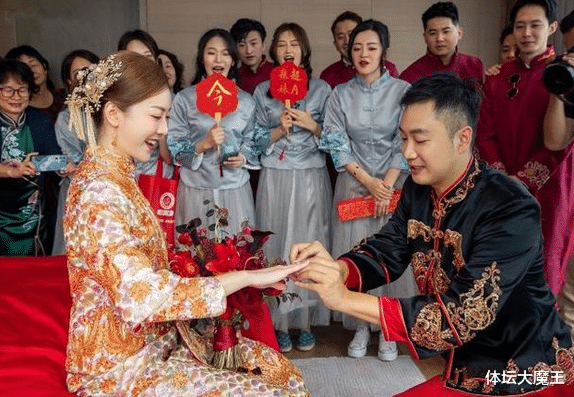 法拉利|又一羽坛名将迎喜讯！劳斯莱斯法拉利接亲，新娘国风服饰惊艳全场