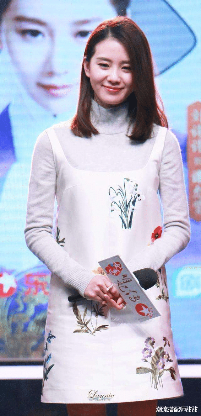 时尚搭配|刘诗诗虽然长相温柔，但“开叉坐”挺像女汉子的，一身背心裙挺美