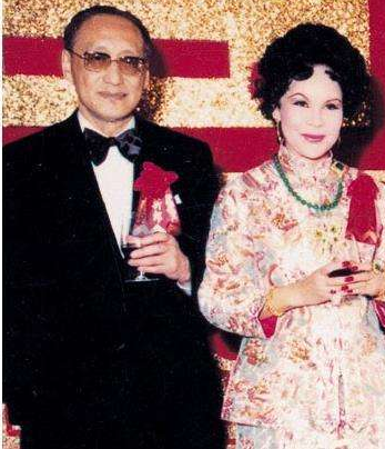 克洛伊|88岁黄夏蕙直播带货引热议？面部僵硬状态惊悚，网友吐槽像女鬼