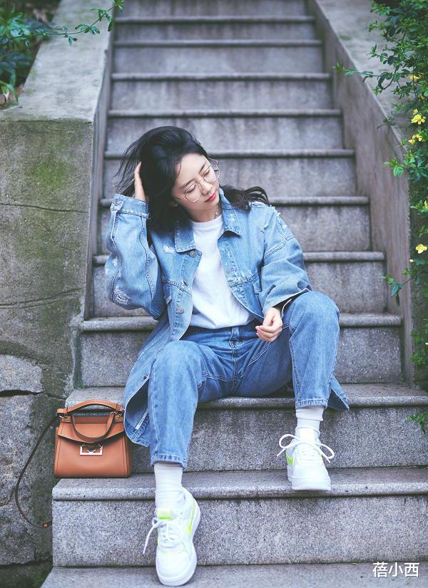 蓓小西 谭松韵“娃娃脸”真占便宜，穿牛仔套装尽显青春感，像个高中生