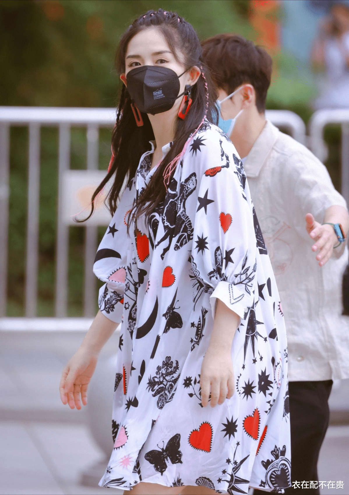 衣在配不在贵|谢娜身材没完全恢复,穿膝上裙显腿粗,但选对版型和颜色挺显年轻