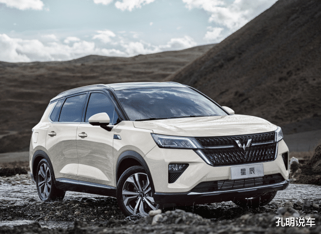 SUV|五菱首款SUV实车，挂英文车标，两块大屏，科技感不错