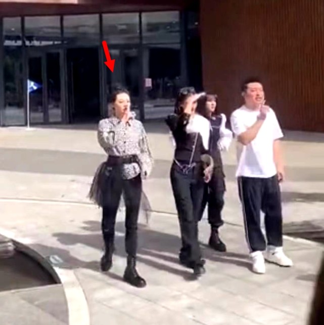 郑恺|郑恺苗苗婚后同框录跑男，夫妻俩旁若无人牵手讲悄悄话超甜蜜