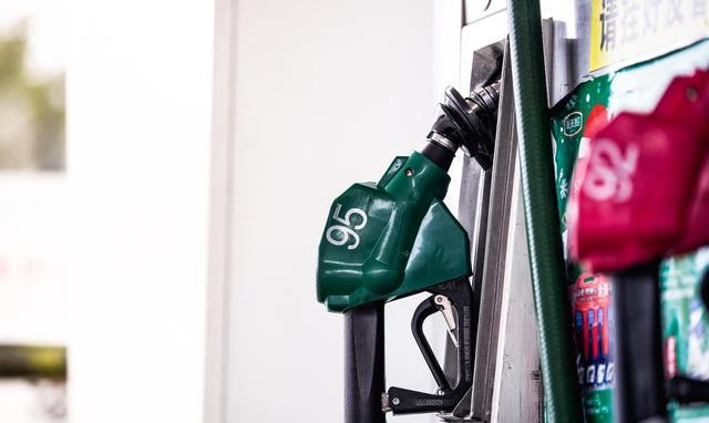 曹利雄说汽车 在加油站上班，一个月一两千，休息四天，为什么还有人抢着干？