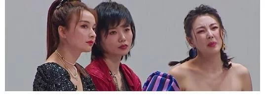 海陆|看到海陆扔衣服下跪的样子，满屏都很尴尬, 你觉得呢？