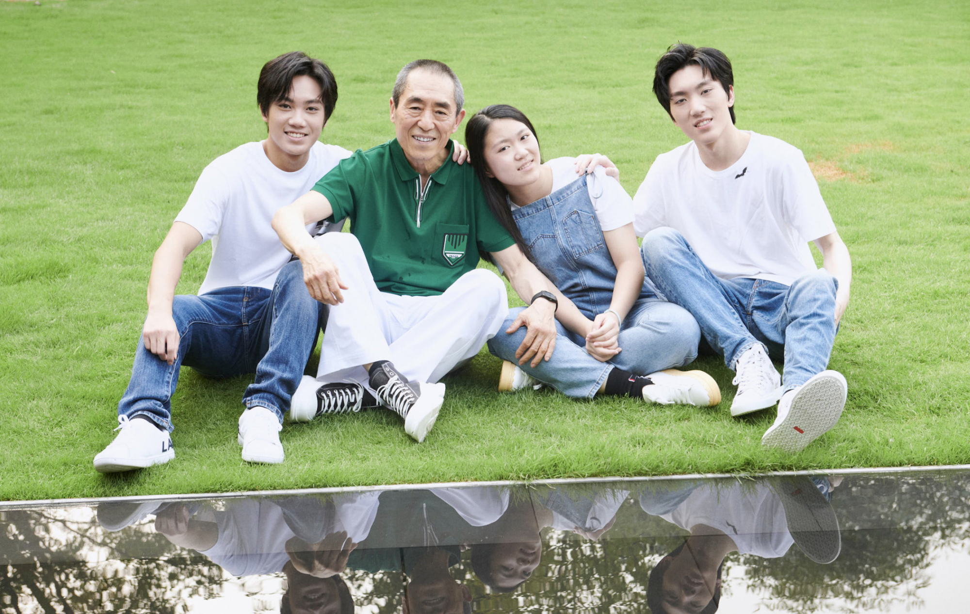 陈婷|张艺谋一家罕见同框,陈婷穿小白裙好显嫩,儿子和爸爸共用一张脸