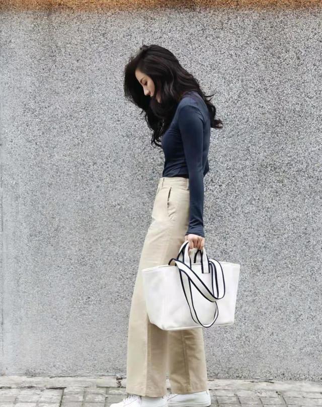 穿衣搭配|初春穿衣服，有这款“U型领针织衫”就够了，洋气百搭又显瘦