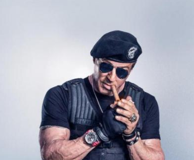 电影|74岁的史泰龙约会22岁小娇妻，身材赛小伙，第一滴血要拍电视剧了