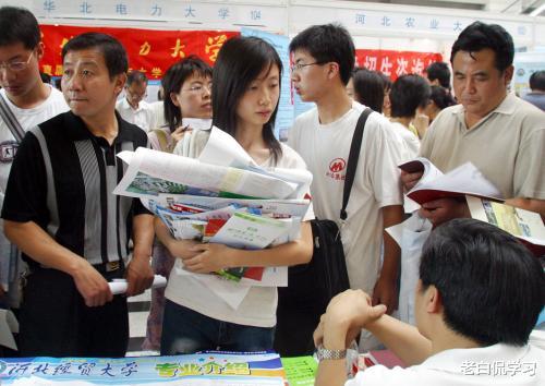 老白侃学习|高考考场外，考生当众跪谢母亲，引起众多关注