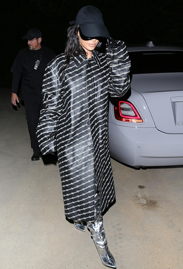 金·卡戴珊|金卡戴珊和前夫合体亮相看着好甜！咖色皮风衣太酷，坎爷却穿短袖