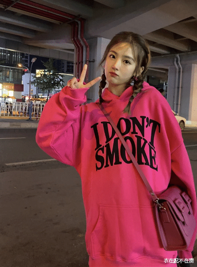 衣在配不在贵|卫衣少配休闲裤，现流行的是“当裙子穿”，学周扬青这么穿才时髦