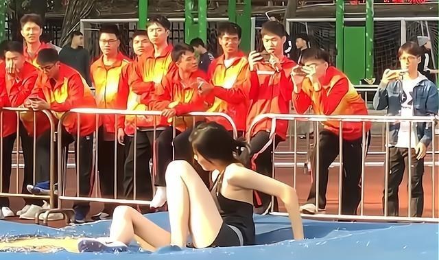 女大学生|高颜值女大学生跳高走红，男同学拍照留念，网友：肤白貌美大长腿