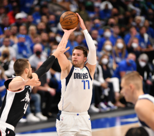 李铁|三分7中1+罚球5中0，东契奇无奈受困伤病，坐替补席用水瓶砸头显沮丧