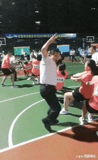 神武星人|“现在的女生穿着罩衣就出门了，这大大的后背是留出来拔罐的吗？”哈哈哈哈！