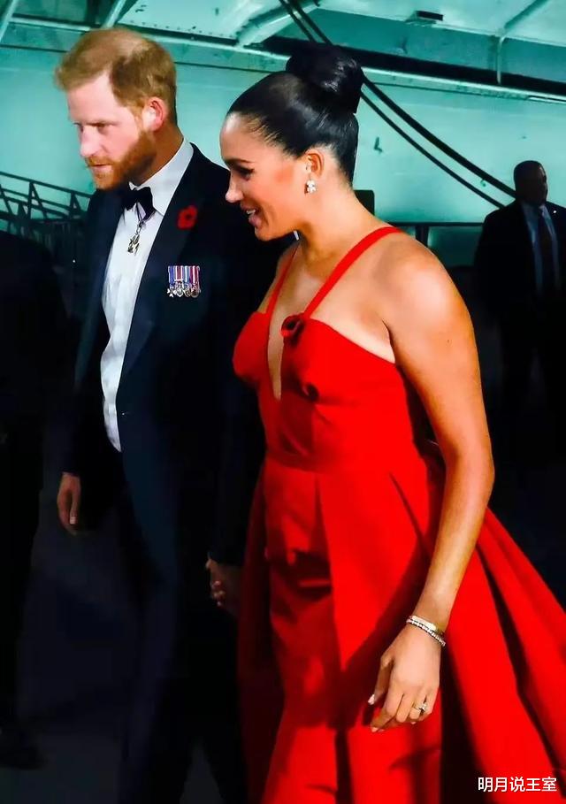 欧美明星|梅根罕见再走红毯，身材丰腴变化大，一袭红裙隆重感十足