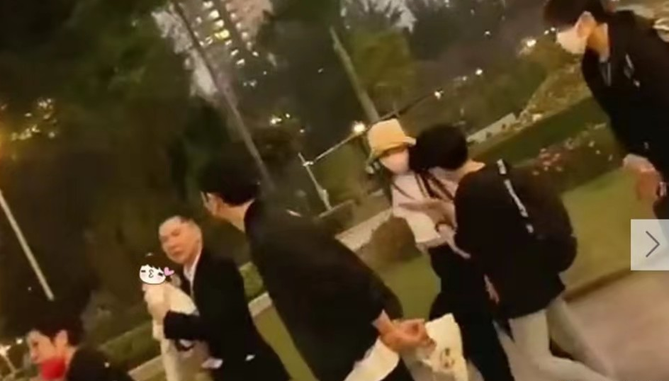 郭碧婷|向太全家出游！向华强抱住孙女不放超宠，郭碧婷穿露脐装肚子微凸