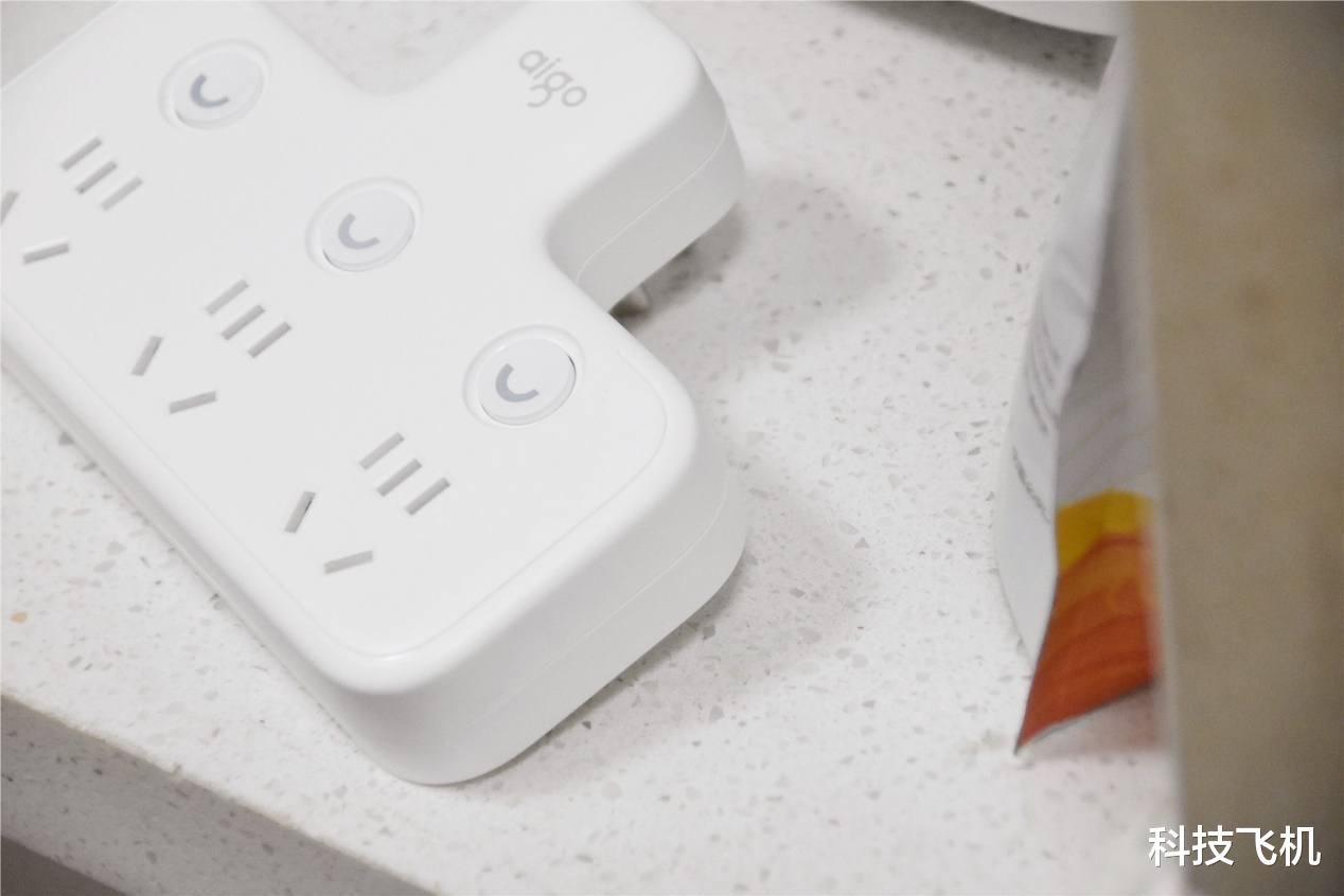 家里插座不够用?墙插转换器帮你忙,一孔变三孔,解决不够用