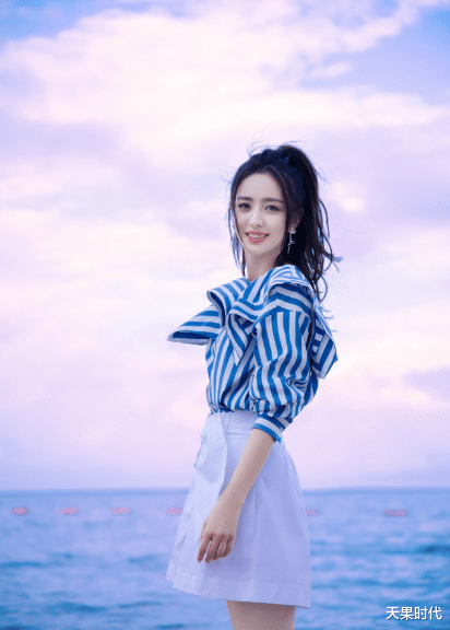 天果时代|佟丽娅单身后美出新高度，女团头配“裙裤”，清新搭配穿出少女感