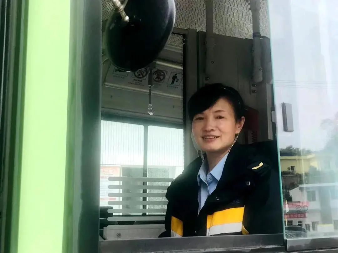 富顺快报 生死时速！这位公交车师傅开车“飞叉叉”的，乘客都说好