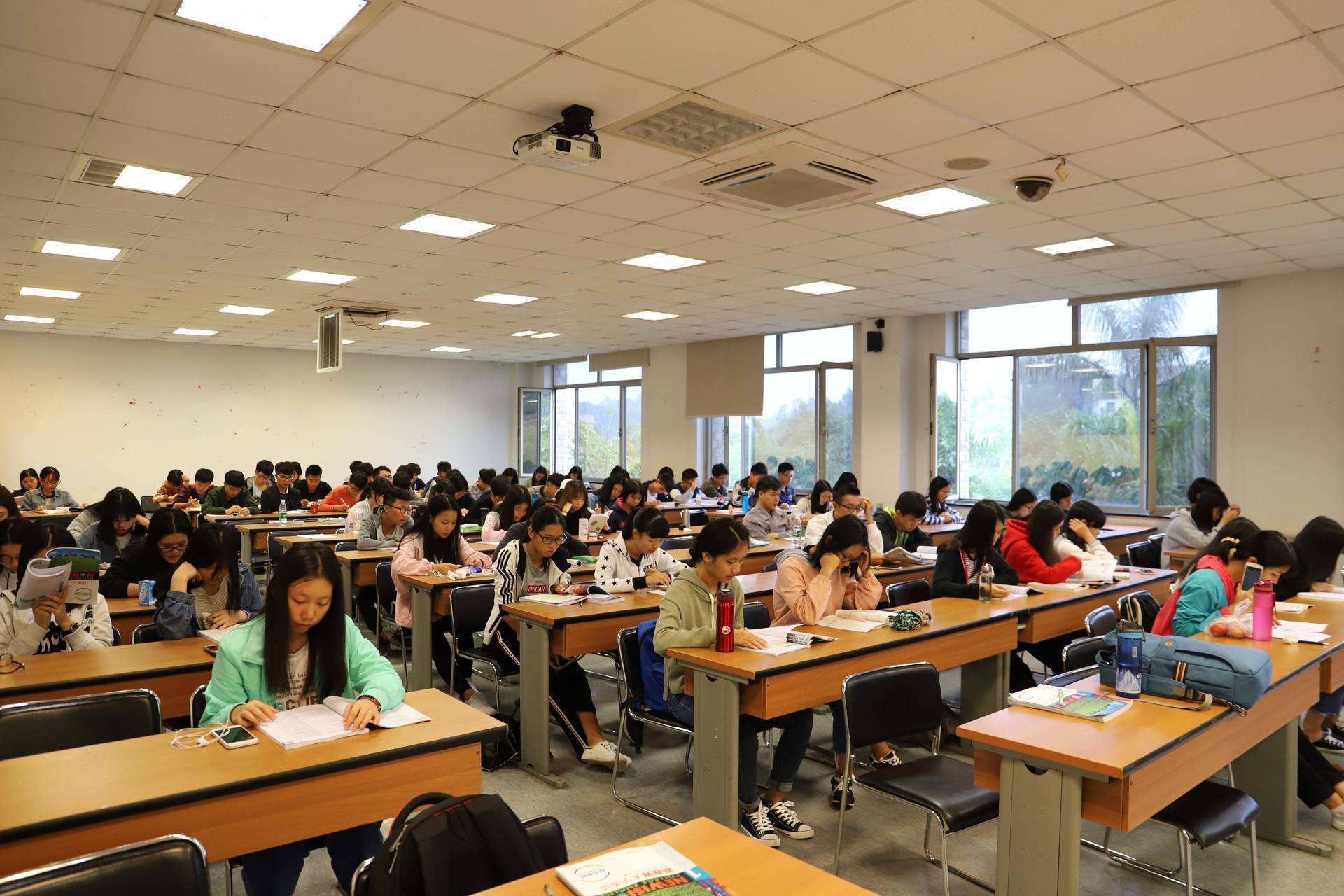 英语四六级|大学英语四六级“怪象”：430分的同学忙着刷分，340分的忙着裸考