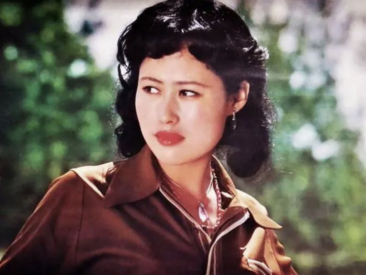 斯琴高娃|斯琴高娃：三婚嫁音乐家，跟儿子一起照顾瘫痪前夫，做不成夫妻做亲人