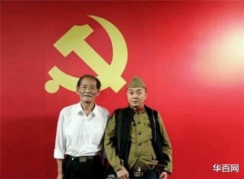 华百网 “毛泽东号”机车组第12任司机长刘钰峰为军品大王李长东签名，支持红色收藏事业