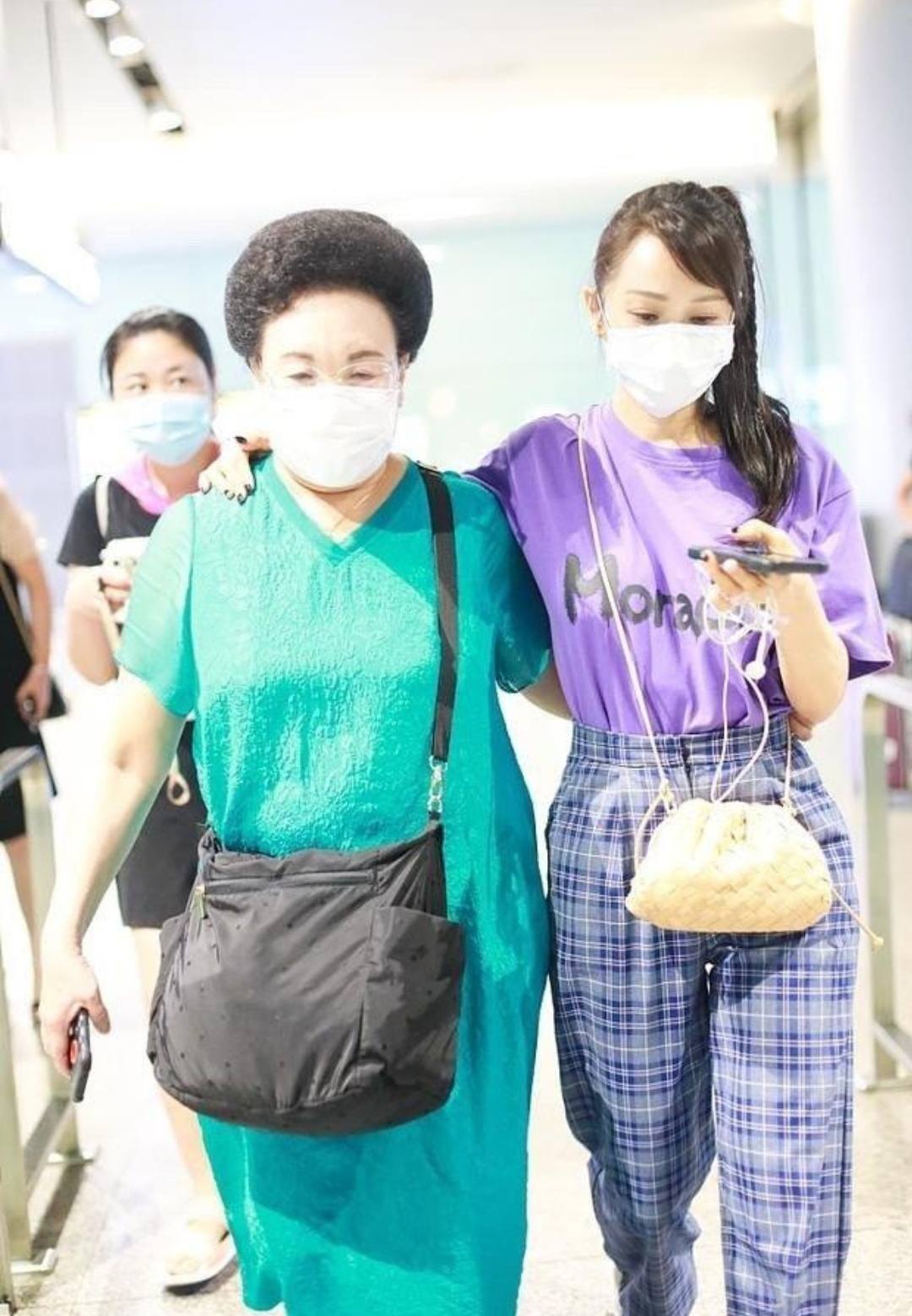 潮帮先生|伊能静真把自己当小姑娘，穿格纹裤还扎高马尾，搂婆婆肩像孙女儿
