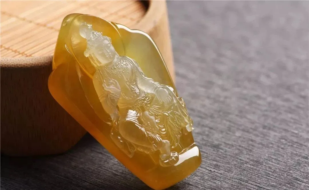 翡翠|罕见的翡翠高冰黄翡片料,料好雕工精湛,难得的收藏极品!