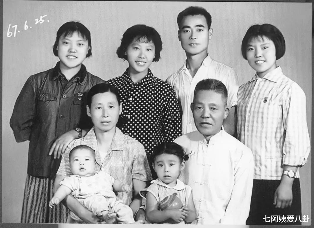 七阿姨爱八卦 网友五一途径单田芳墓，六字墓志铭引网友泪奔，老先生精神永存