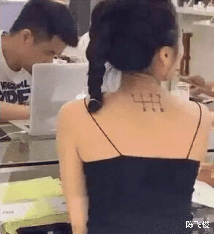 陈飞俊|爆笑动态图：女友公司聚餐，半夜不回家还让我去网吧，是不有猫腻？
