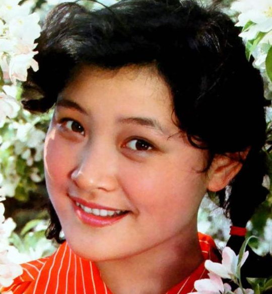 央视春晚|凭一己之力毁掉央视春晚，叛逃后加入美国，现在的结果令人心寒