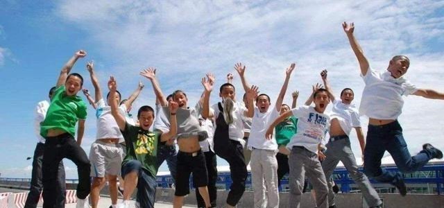 映秋小伊 “18岁男孩娶14岁女孩”惹热议，网友发现细节：婚宴男孩没理女生