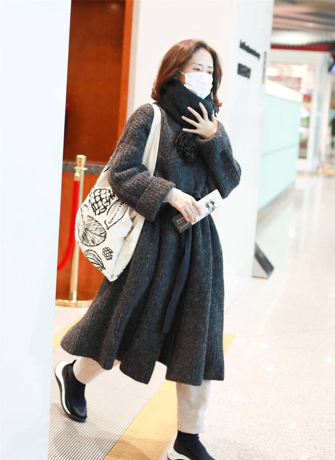 辰雪聊时尚|没想到刘敏涛这么美，白色“羽毛”连衣裙加身，与平时判若两人