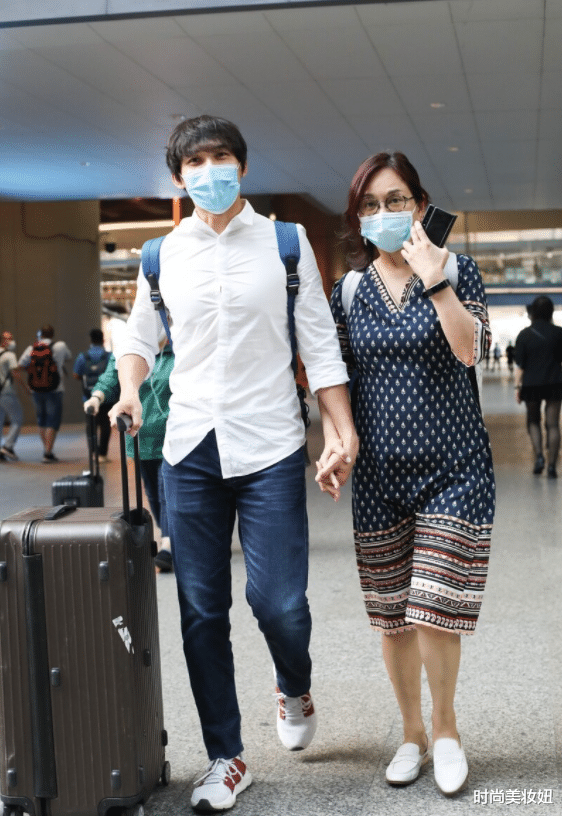 时尚美妆妞|陈松伶携小8岁老公走机场，穿碎花连衣裙身材发福，仍被宠上天