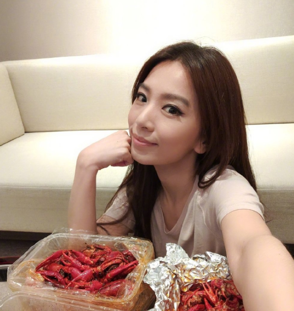 田馥甄|走进田馥甄现实中的家，37岁还是单身状态，家里衣服都是到处乱挂