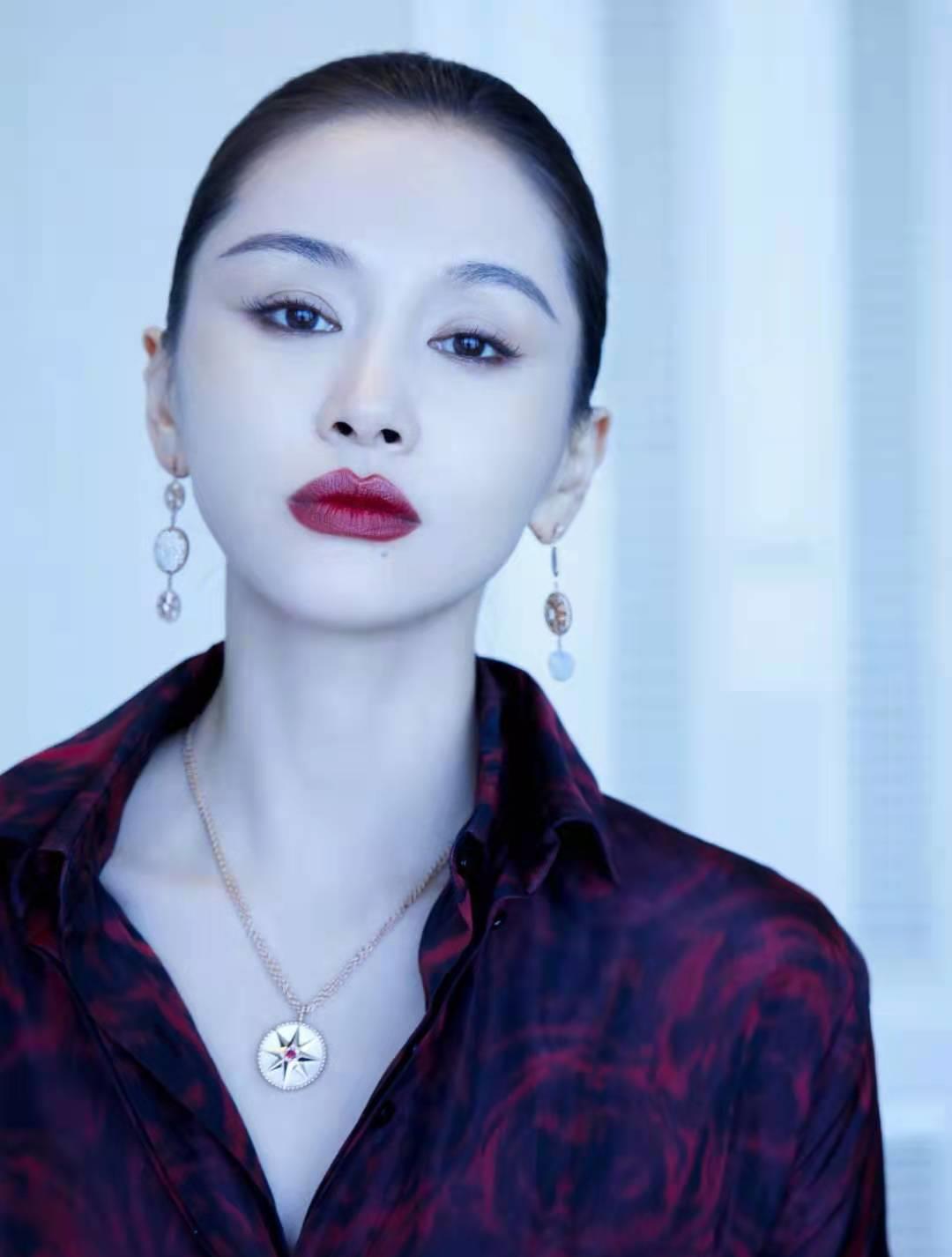 姚姚时尚|王子文暗夜玫瑰复古礼裙,高贵典雅!丸子头、大红唇,沉稳又大气