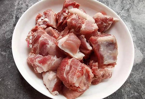 养花小娇娘|排骨买来不炖汤也不红烧了，换个做法食材丰富，味美营养足